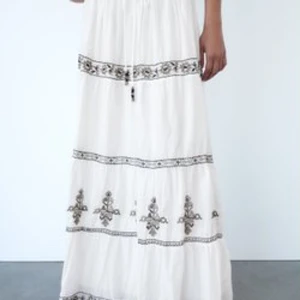 Långkjol från Zara - Superfin och nästan oanvänd. Säljer då den är lite för lång. Storlek XS/ S ❤️
