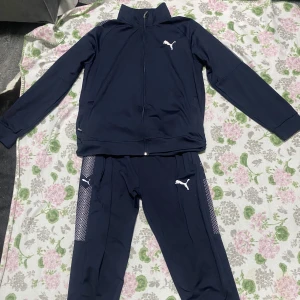 PUMA tracksuit - Ett puma set som aldrig används då den var för stor. Går även o köpa enskilda. Kom privat för fler bilder. Storleken är XXL men passar även XL då den inte är så stor i storleken.