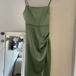 Långklänning från zara i storlek S. Prislappen är på (helt ny)😊