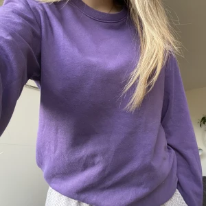 Collegetröja💜 - As skön collagetröja från HM! Storlek XS men sitter som en S!❤️‍🔥 Så mysig till hösten och vintern!💕