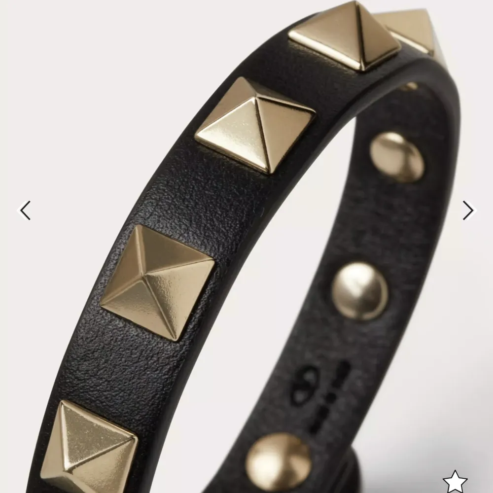 Säger detta äkta valentino armband! Det är lite slitet där man spänner det, skriv för bilder! Har även kvar boxen med extra nitar i! . Accessoarer.