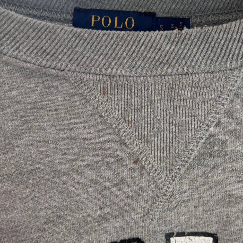 En sweatshirt från Ralph Lauren, i ett använt skick, ses på andra bilden därav billiga priset.. Hoodies.