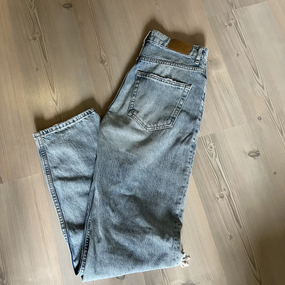 Ljusblåa Premium Denim jeans från Gina Tricot med hål på vardera knä i storlek 32. Högmidjade. Välanvända men fortfarande i mycket gott skick!  100kr plus frakt. Har mycket fler plagg som ligger ute tillsalu! . Jeans & Byxor.