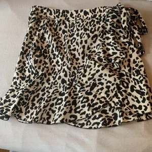 Snygg kjol i leopardmönster  - Kjol från SHEIN, beige svart mönstrad i storlek xs med knyt