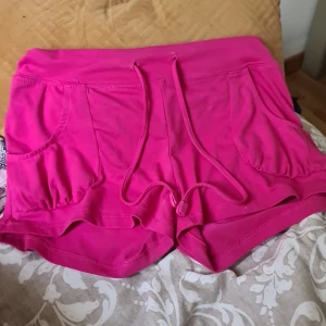 Rosa mjukisshorts - Ros mjukisshortsi stl m/l nyskick lågmidjade 