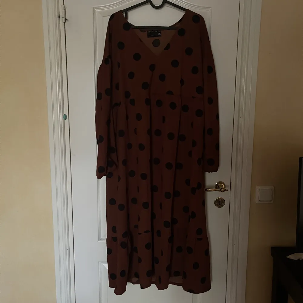 Mysig höstklänning från ASOS i storlek 44. Lite längre modell som går ner till knä ungefär (på mig som är 173). . Mekot.