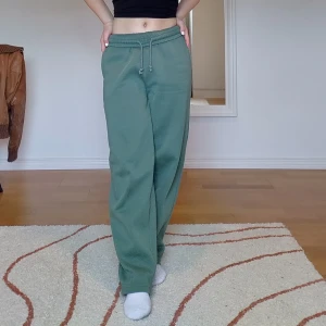 Sweatpants - Säljer dessa jättesköna mjukisbyxorna då de inte kommer till användning. Benen är raka och ban kan enkelt vika ner dem som jag gjort på bilden för att de ska bli lågmidjade. Bara att skriva för frågor💕