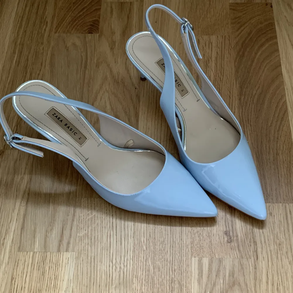 baby blue kitten heels from zara. in good condition! . Skor.