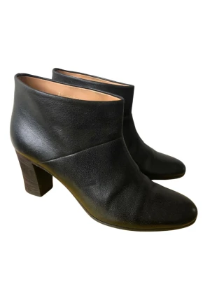 Maison margiela boot - Utmärkt skick. Snygga stövletter låga stövlar perfekt att ha för hösten. I kartong från Margiela. True to size. Inga repor i skinn. Använda ett par gånger. Inte töjda eller formade.