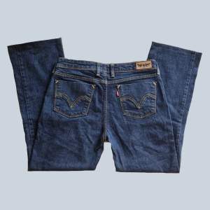 Levis jeans i mörk denim. Inte särskilt använda och känns och ser nya ut. De är avklippta och insydda så att de är lite kortare, de är tillräckligt långa för mig som är 167. Står ingen storlek i byxorna så den är uppskattad.