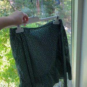 Kjol från only - En fin kjol från only o strl S men den e ganska lång så tror den kan passa M också!💞