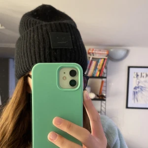 Acne Studios mössa -  Svart Acne mössa! Köpt för 1700kr på NK i Stockholm förra vintern. Superbra skick! ❤️Kan tänka mig att byta mot annan Acne mössa!❤️ Skriv för fler bilder och frågor! Kan mötas upp annars står köparen för frakt!❤️