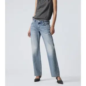 Säljer mina Weekday jeans i färgen ”seventeen blue” då dom tyvärr inte kommer till användning. Sparsamt använda och i super skick🩷 Storleken är W25 L32 Jag är 160 lång