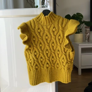 Stickad väst/tröja - Senapsgul slip over/väst från Zara. Jättefint skick och sparsamt använd då färgen inte riktigt passade mig. Storlek M