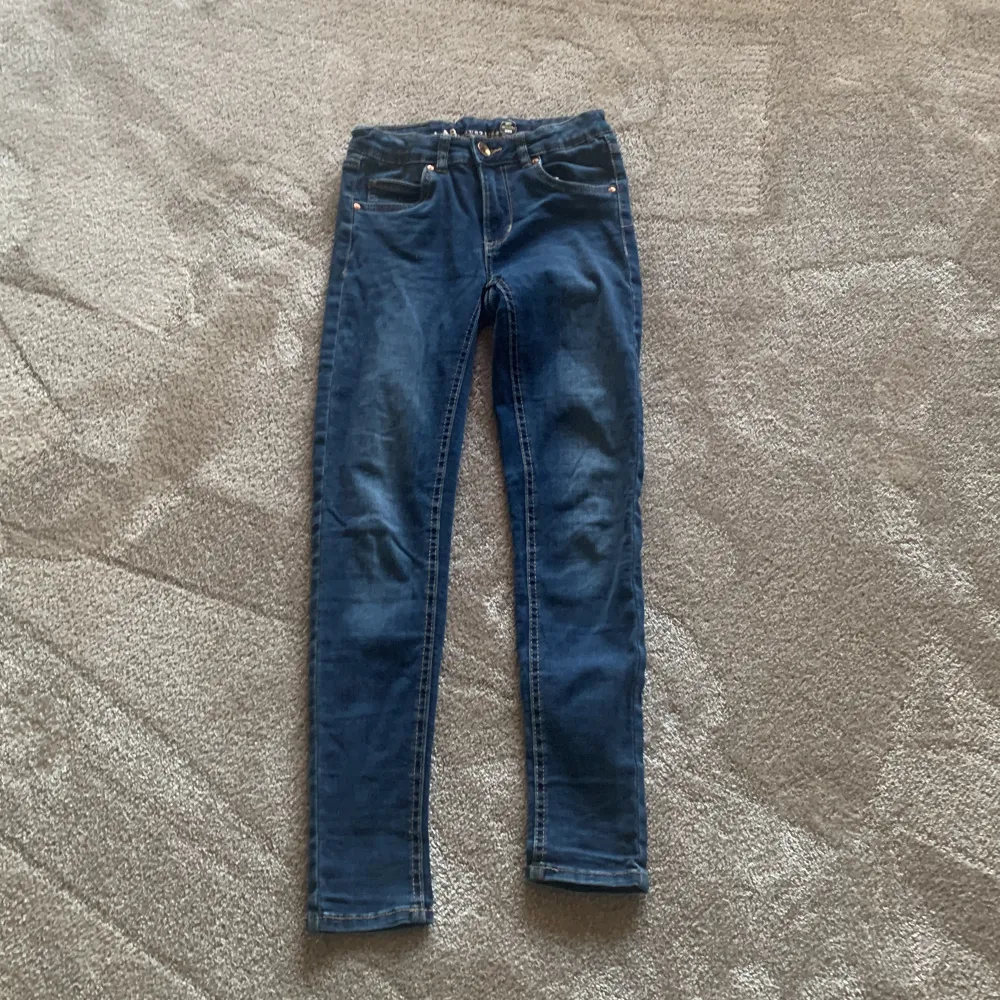 Det är blåa jeans, i bra skick.. Jeans & Byxor.