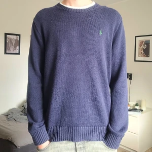 Ralph Lauren tröja - En riktigt fet stickad tröja från Ralph Lauren. Använd men i toppskick. Jag är 185cm. Hör av dig vid minsta lilla fråga🙂