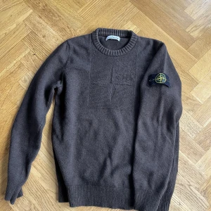Stone island  - Stickad Stone island tröja som jag säljer eftersom jag inte använder den längre. Tröjan är i jättefint skick. Skriv gärna om du har några funderingar. (: