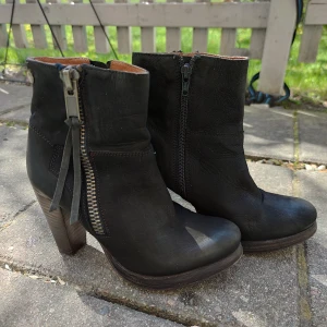 Super fina stövletter  - Fina hela och rena stövletter i strl 37 med snygga detaljer. 