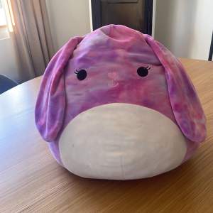 Två stycken squishmallows tillsalu man kan köpa dom tillsammans för 300 hundra och styck kostar den största 200 och den lite mindre 150 köparen står för frakten