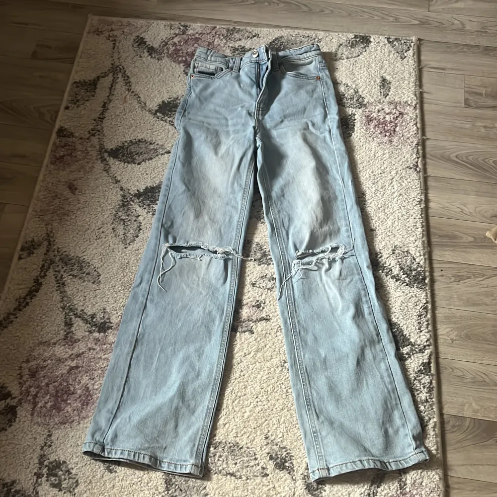 Jätte fina jeans som knappt är använda, de är högmidjade och har hål vid knäna💗 passar någon runt 145-155 skulle jag säga ( jag själv är 155 cm lång)❤️ kontakta mig vid flera frågor 💗💞💞. Jeans & Byxor.