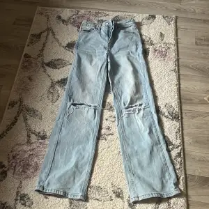 Jätte fina jeans som knappt är använda, de är högmidjade och har hål vid knäna💗 passar någon runt 145-155 skulle jag säga ( jag själv är 155 cm lång)❤️ kontakta mig vid flera frågor 💗💞💞