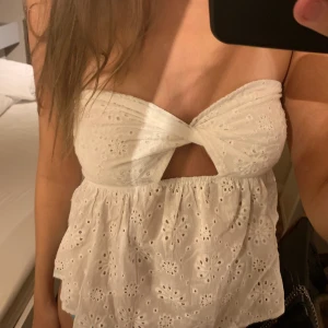 Söt vit topp - Super söt vit topp som passar till allt 🥰 storlek S men passar även M 