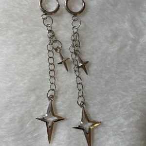 Chain Star earrings - Dessa örhängen är till största dels gjorda av rostfritt stål vilket innebär att de inte förstörs om de kommer i kontakt med vatten och allmänt håller längre. Rostfritt stål ändrar inte färg som att ndra material ,perfekta för vardaglig användning.💕 Handgj
