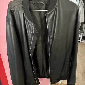 Oversize Bomberjacka skinn - Säljer nu min svin snygga oversize skinn/bomber jacka! Den är så snygg nu till höst 😍 den sitter otroligt snyggt oversized. Pris kan diskuteras🫶💕