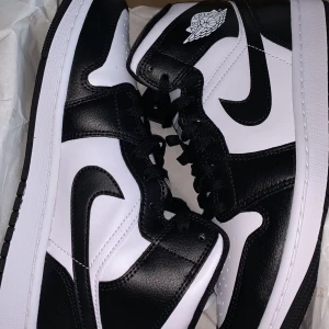 Air Jordan 1 mid - Säljer mina nya jordens som är använd en gång. Säljer pågrund av att jag inte haft någon användning för dom. Storlek 39🤍