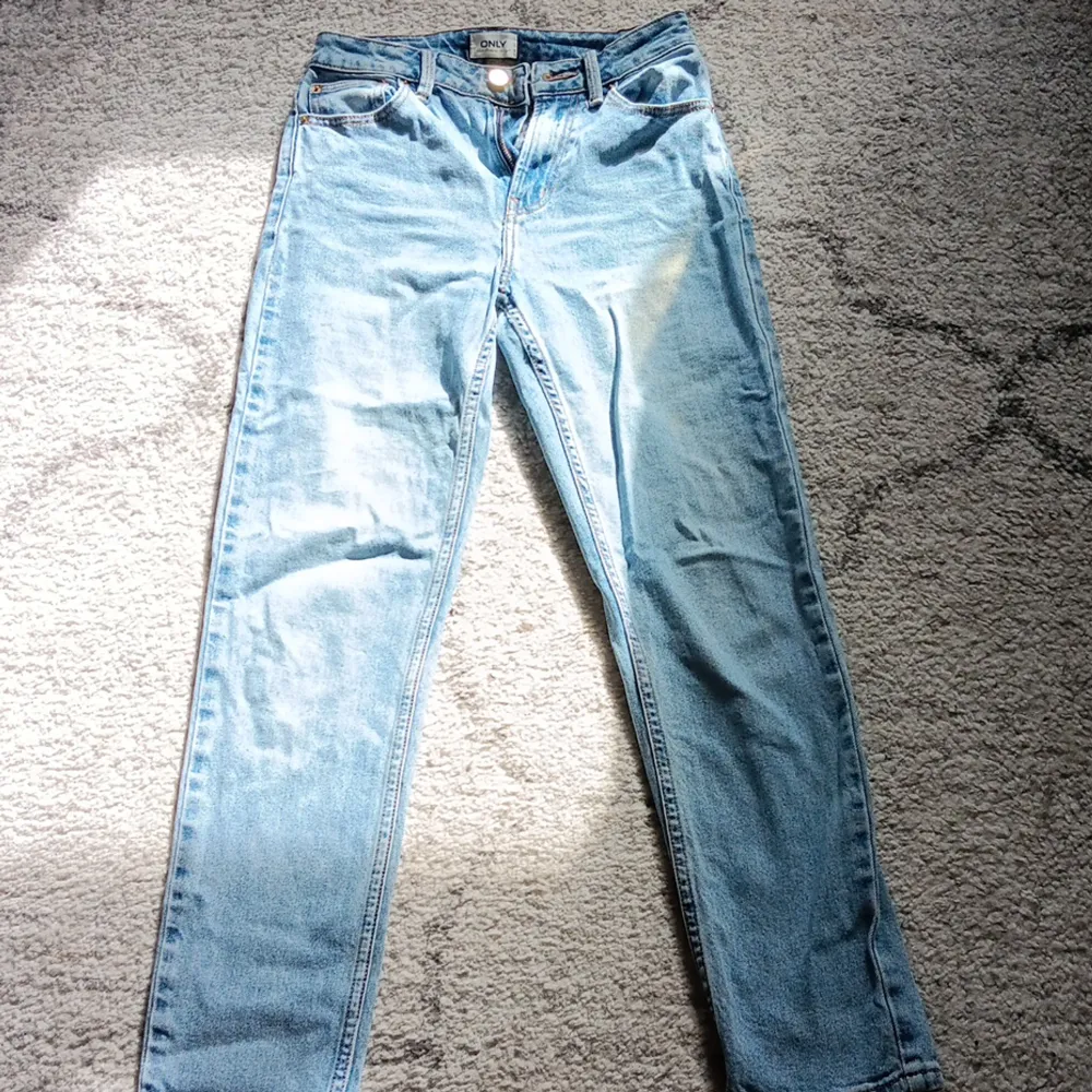 Ett par blåa jeans i märket only. Bra skick Storlek 25/32. Jeans & Byxor.