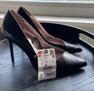 Klackskor  - Helt nya oanvända klackskor från Zara med prislapp kvar. Köpta för 399, säljes för 199kr. Storlek 37