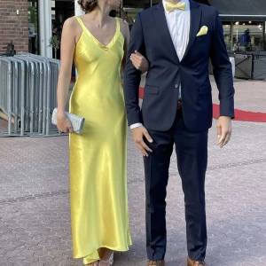 Gul Balklänning😍💛💛 - Säljer min vackra balklänning😭 använd vid två tillfällen (fotografering+bal). Den har lite småslitage på släpdelen. skriv för fler bilder❤️priset kan diskuteras. Swish eller köp nu❤️❤️