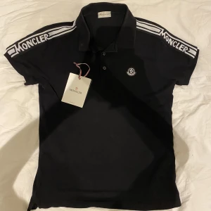 Moncler piké  - Säljer äkta moncler piké använd en gång men märkte direkt att den var för stor (Retail pris 2300kr)