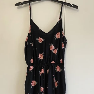 Jumpsuit  - En blommig jumpsuit från HM i storlek 36. Använd men inga defekter!
