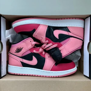 Air Jordan 1  - Air Jordan 1 mid Coral Chalk pink mid.   Köpt för 2 899kr men säljer nu för att dem inte kommer till användning hos mig, endast använda 1 gång. Jättebra skick, skokartong och svarta skosnören finns kvar 😇 storlek 38,5 men passar mig som har 37! 