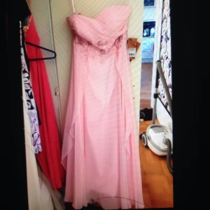 Balklänning - Aldrig använd, prislapp kvar 