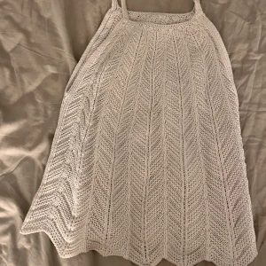 Stickad zara topp/linne - Säljer detta linnet/toppen från zara som köptes förra sommaren. Användts sparsamt