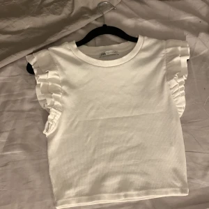 Zara T-shirt  - Precis köpt men säljer för att den var lite lite liten och kände inte att det var min stil riktigt. 