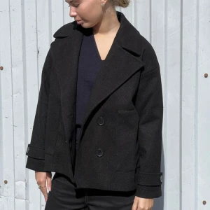 Höstkappa  - Så fin svart kappa från design by si i strlk xs/s. Kappan är i väldigt bra skick, säljer då jag inte tycker den passar min stil längre!🩷 pris kan diskuteras 