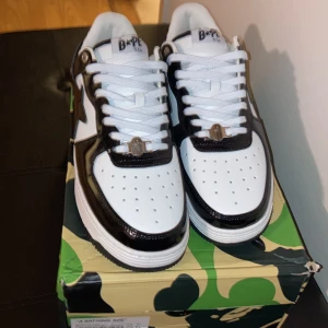 Bapesta skor - Jag säljer dessa bape skor efter som de inte används. Alldrig använda kommer i perfekt skick 10/10 Låda kondition 6/10 Tar emot byten. Storlek 44 