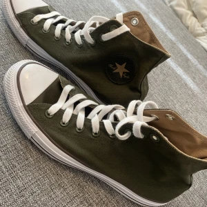 Converse skor  - Aldrig kommit till användning! Tycker dock dem är riktigt fina och sitter bra på foten. 🌸 200kr+frakt. 