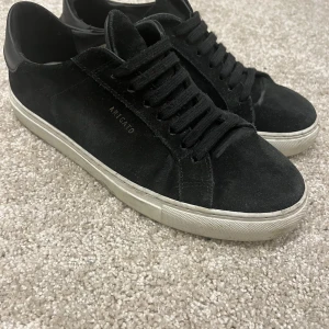 Arigato skor - Säljer dessa jätte snygga Arigato clean 90 skor🔥🦢 Storlek:40 Pris: 849kr Skick: 7/10 Nypris:2500