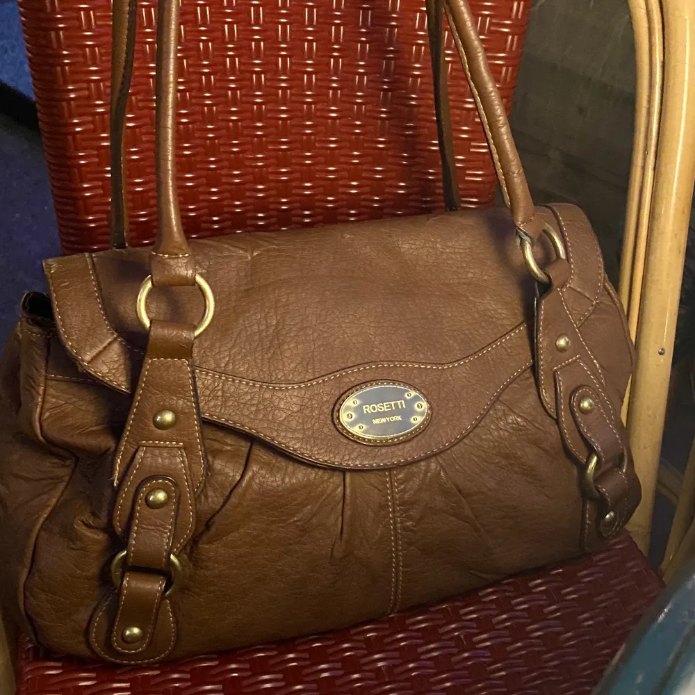 Säljer denna jätte snygg handväska! Den är en perfekt till skolan, då den är både rymlig och fin!. Väskor.