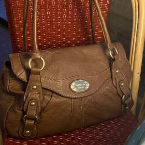 Säljer denna jätte snygg handväska! Den är en perfekt till skolan, då den är både rymlig och fin!
