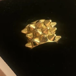 Edblad ring - Oanvänd peak guld ring edblad