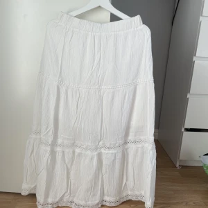 Långkjol - Vit långkjol med lite broderi