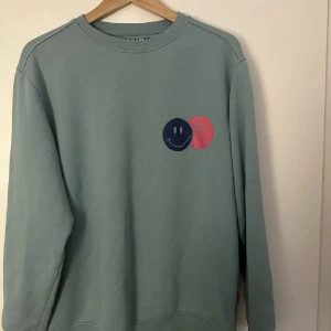Färgglad Sweatshirt  - En färgglad sweatshirt från Carllings i mycket fint skick!⭐️Skriv privat för fler bilder!
