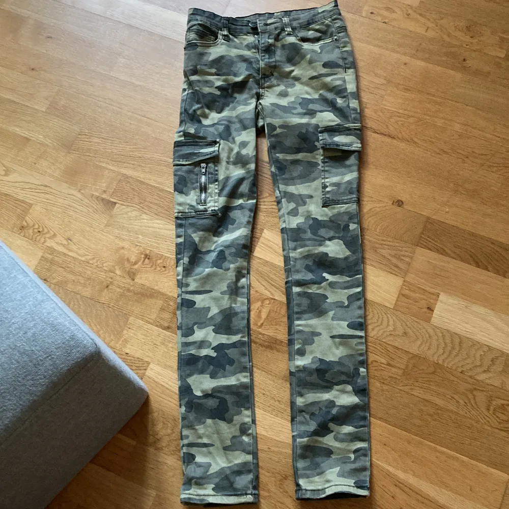 Kamouflagebyxor  . Jeans & Byxor.