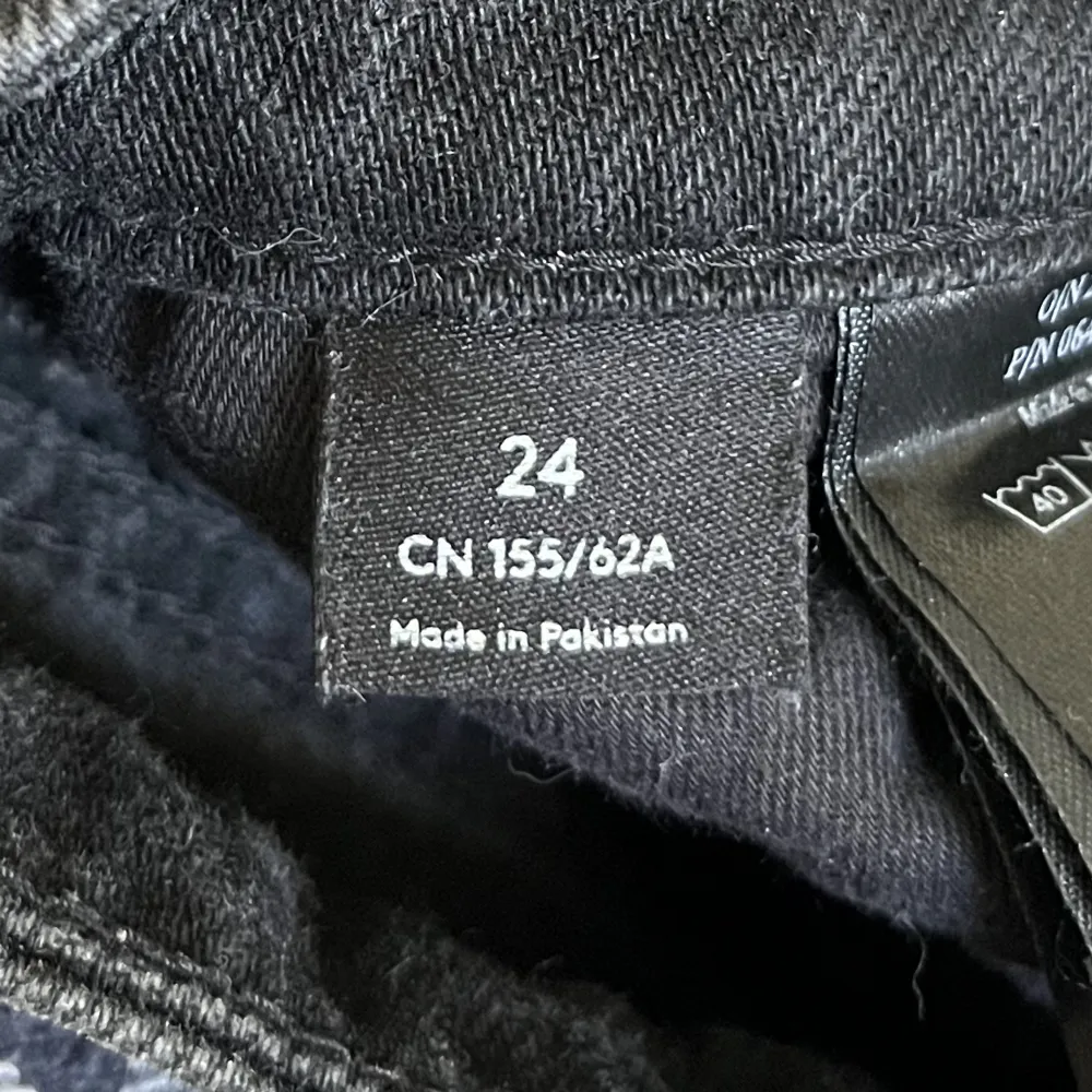 Svarta högmidjade jeans från monki i storlek 24.. Jeans & Byxor.