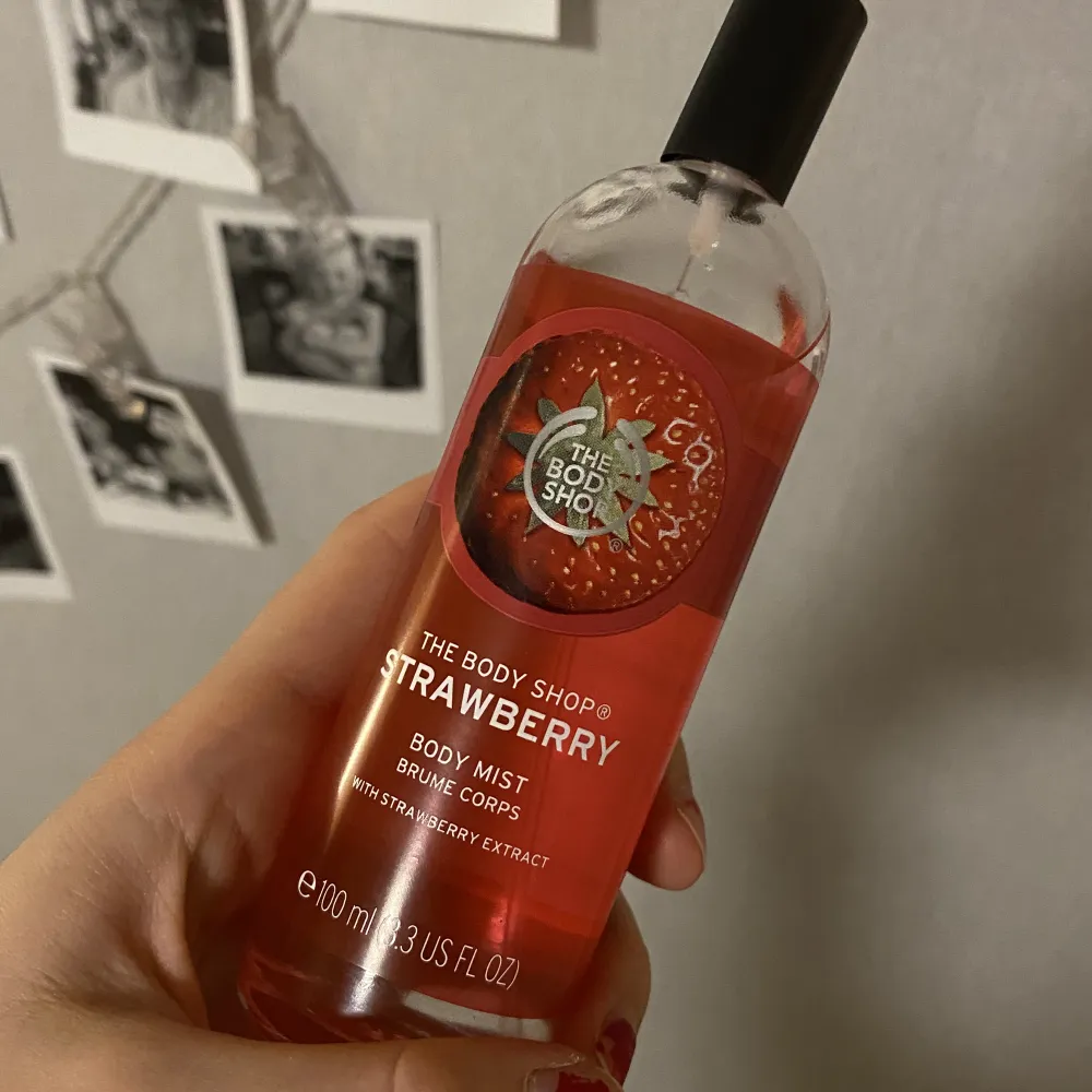 Säljer en oanvänd, fruktig och härlig Strawberry Body Mist från The Body Shop. 🍓✨ Pris går att förhandla!. Accessoarer.